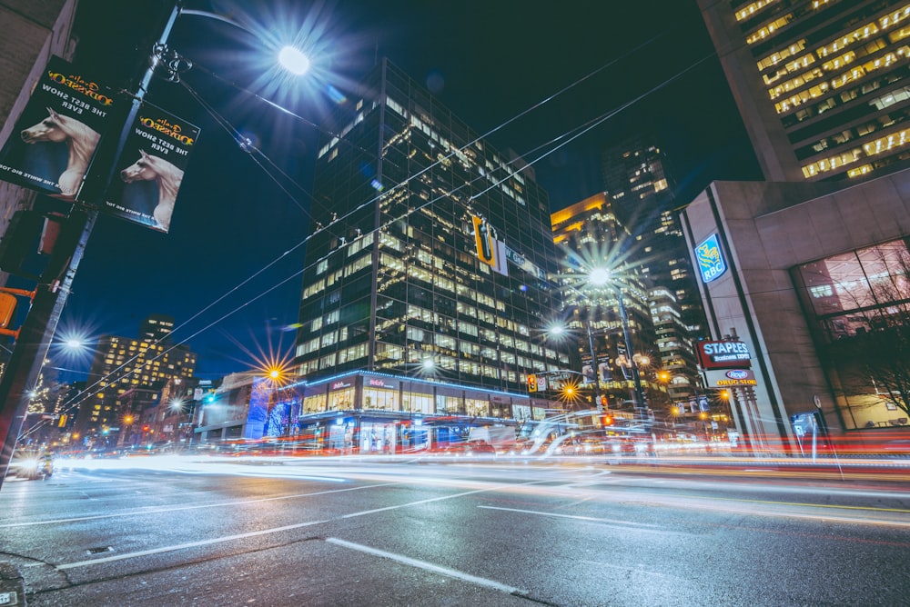 Una calle de la ciudad por la noche con mucho tráfico