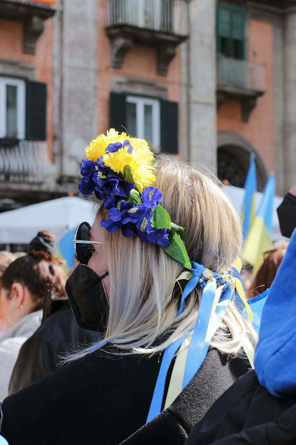 Una donna con una corona di fiori sulla sua testa