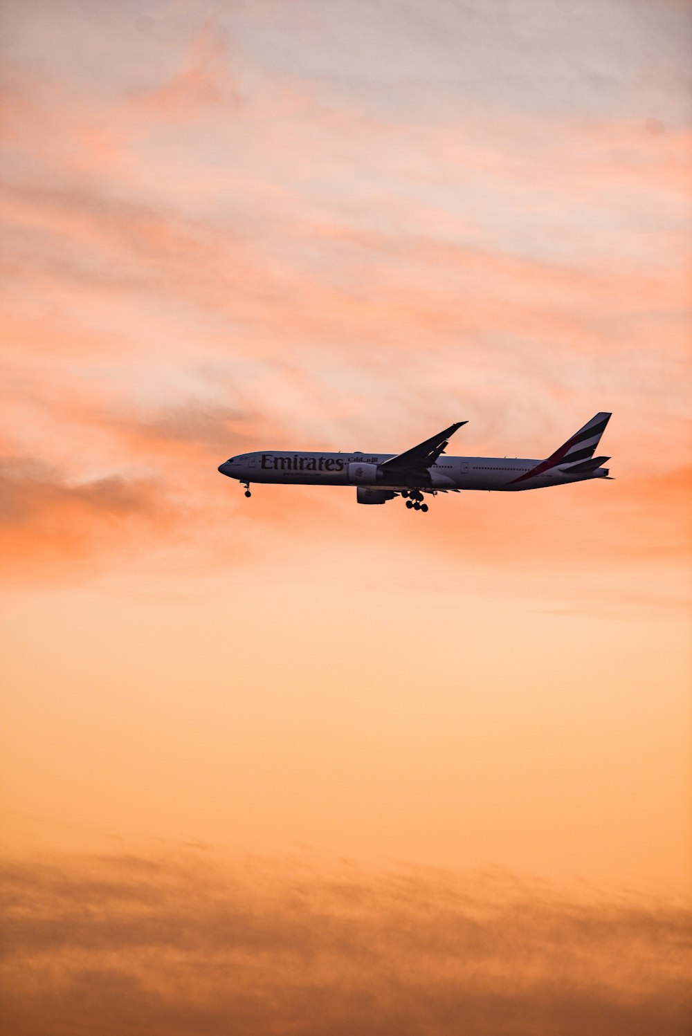 Un aereo vola nel cielo al tramonto