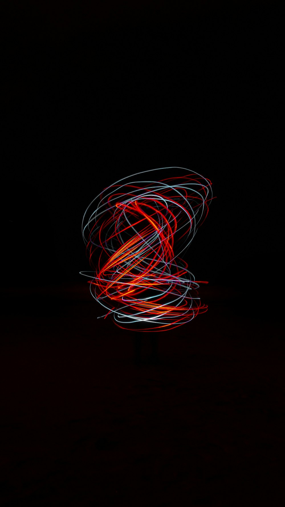 Una foto sfocata di un oggetto rosso al buio
