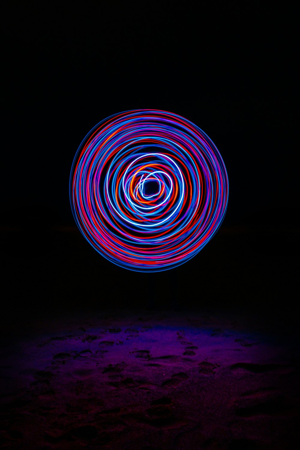 Una foto sfocata di un oggetto circolare al buio