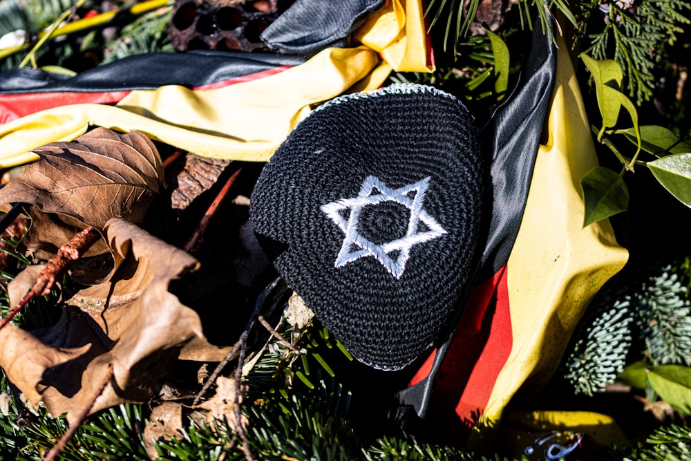 Ein jüdischer Hut, der auf einem Laubhaufen liegt