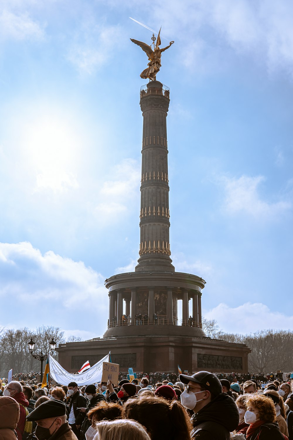 una folla di persone in piedi davanti a un monumento