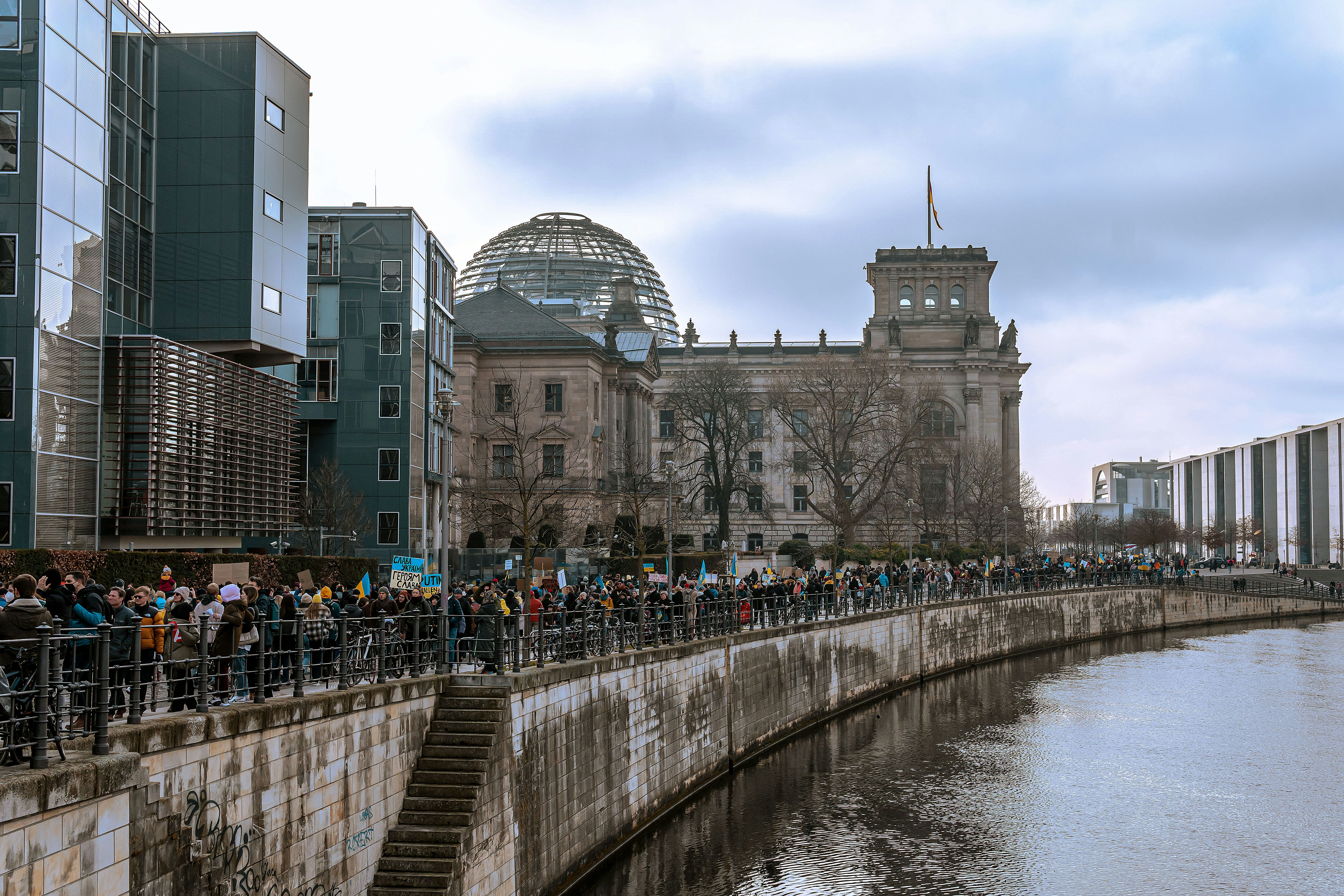 Yesterday I went to the protest against the Russian invasion of Ukraine. 1/many