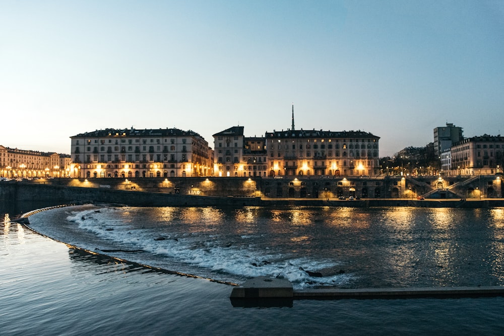 Uno specchio d'acqua vicino a una città di notte