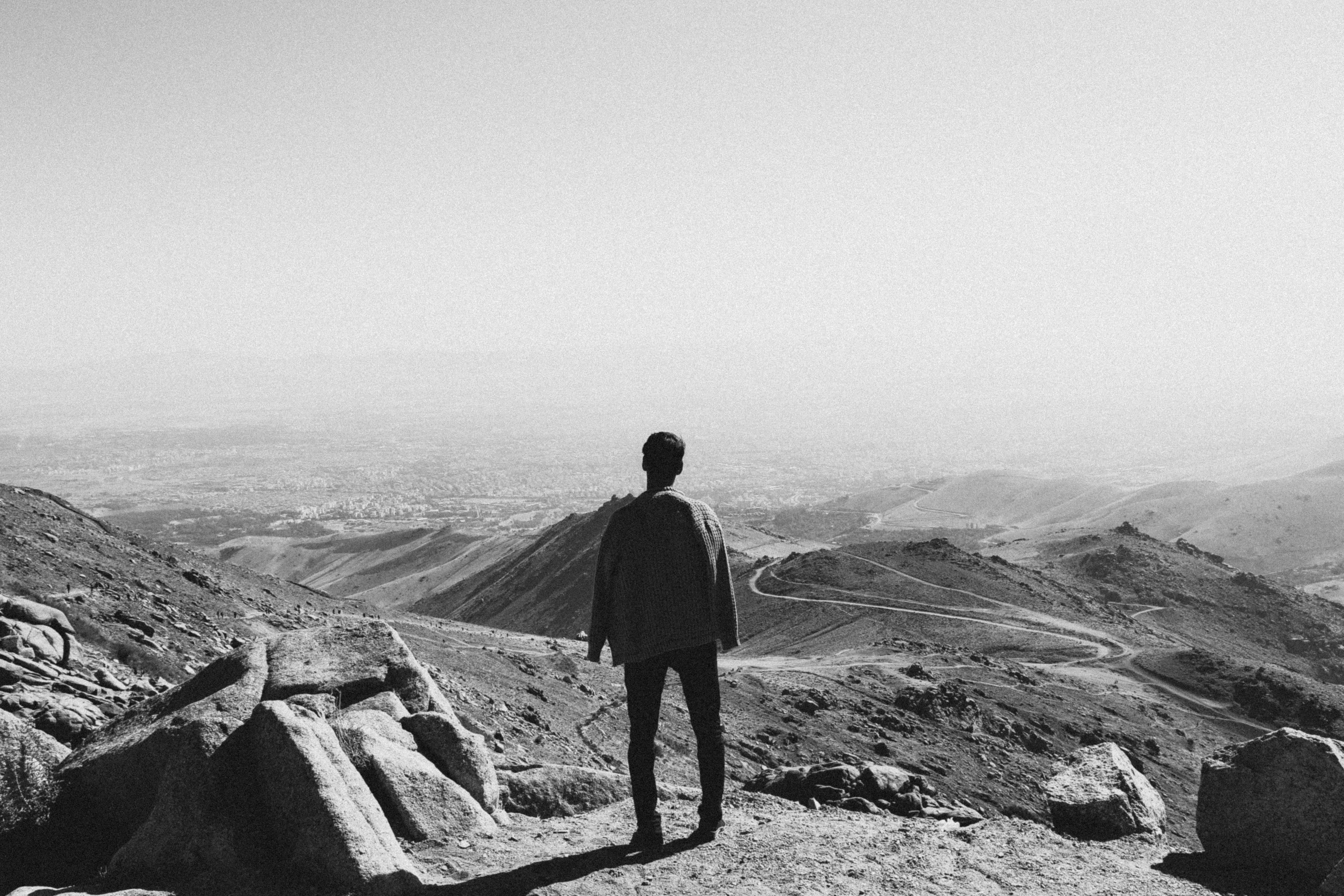 岩山の上に立つ男