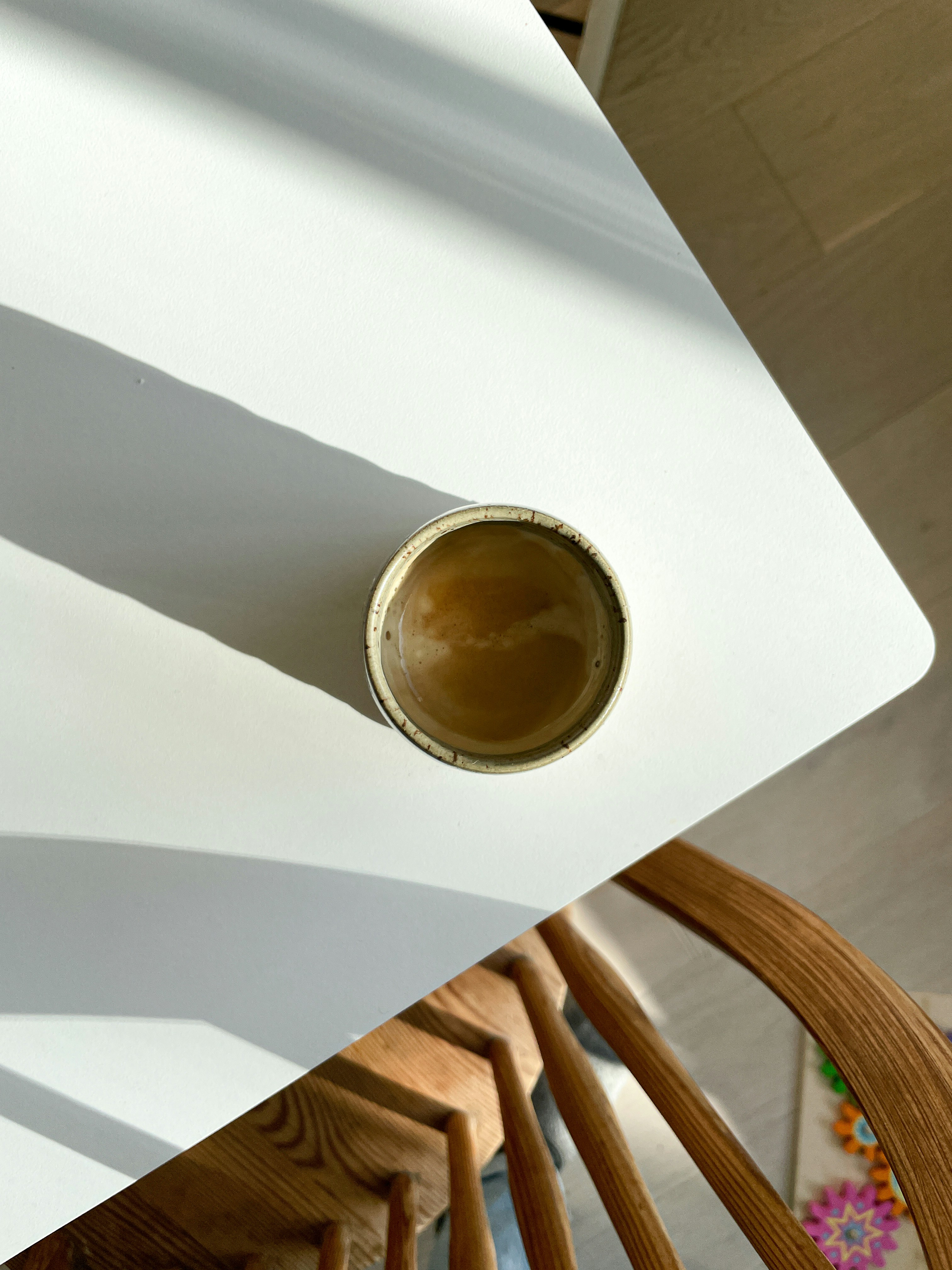 une tasse de café posée sur une chaise en bois