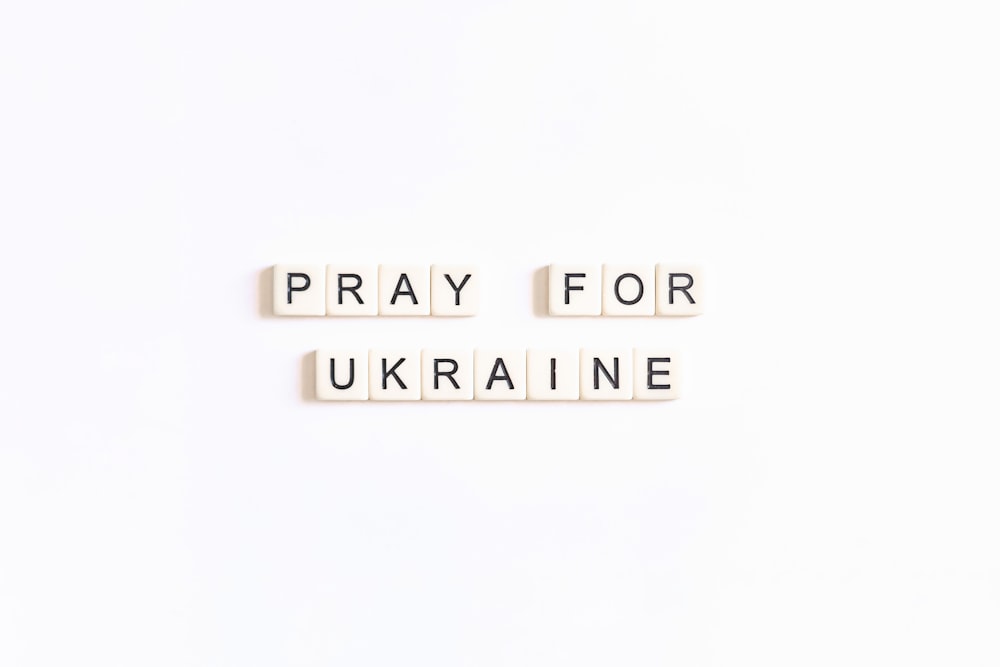 Das Wort Beten für die Ukraine wird mit Scrabble-Buchstaben geschrieben