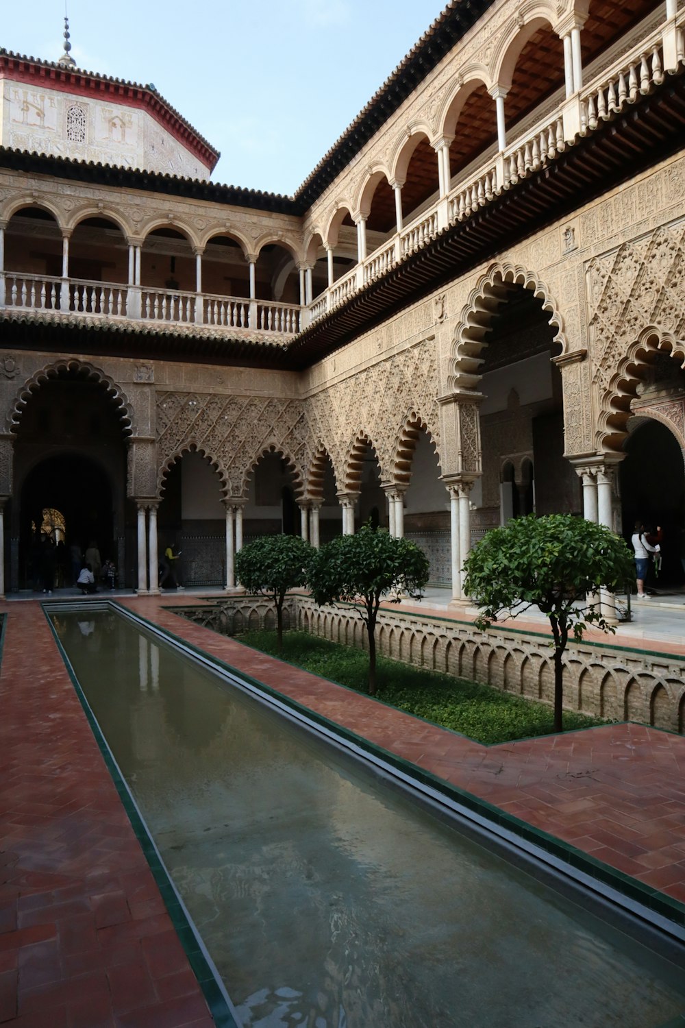 a courtyard with a fountain in the middle of it