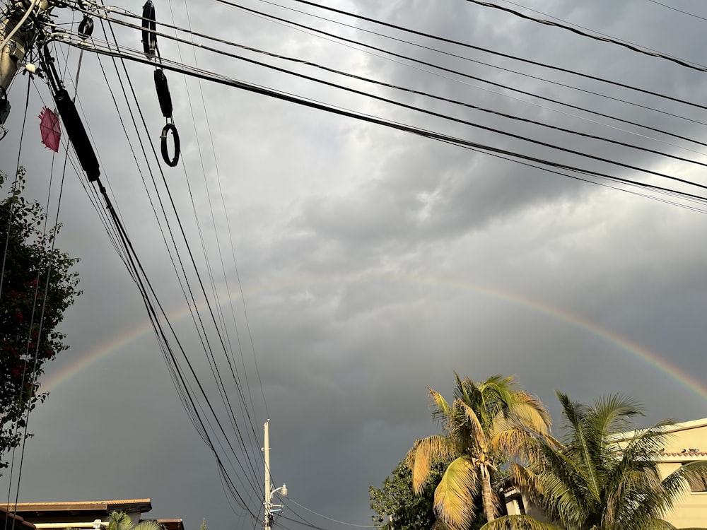 um arco-íris duplo é visto sobre uma rua da cidade
