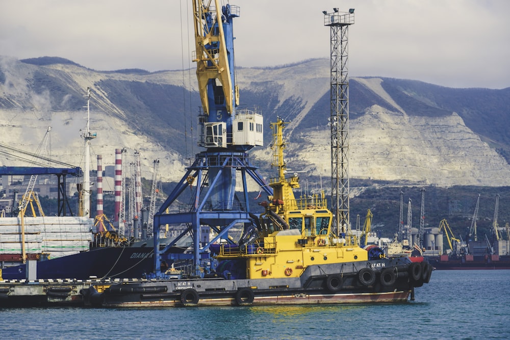 Un bateau jaune et noir dans un plan d’eau