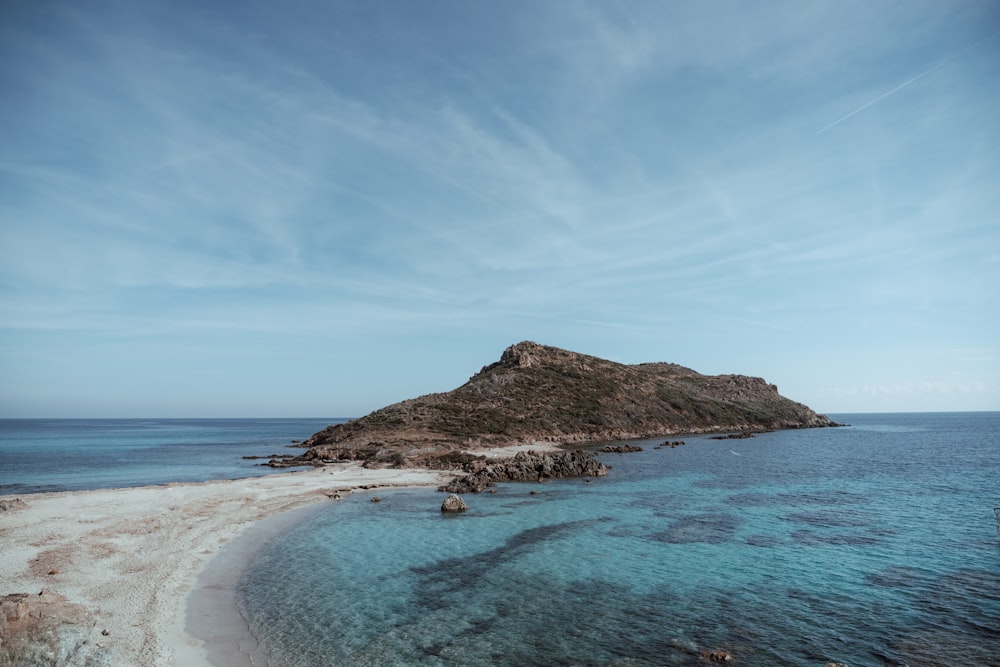 水域の真ん中にある小さな島