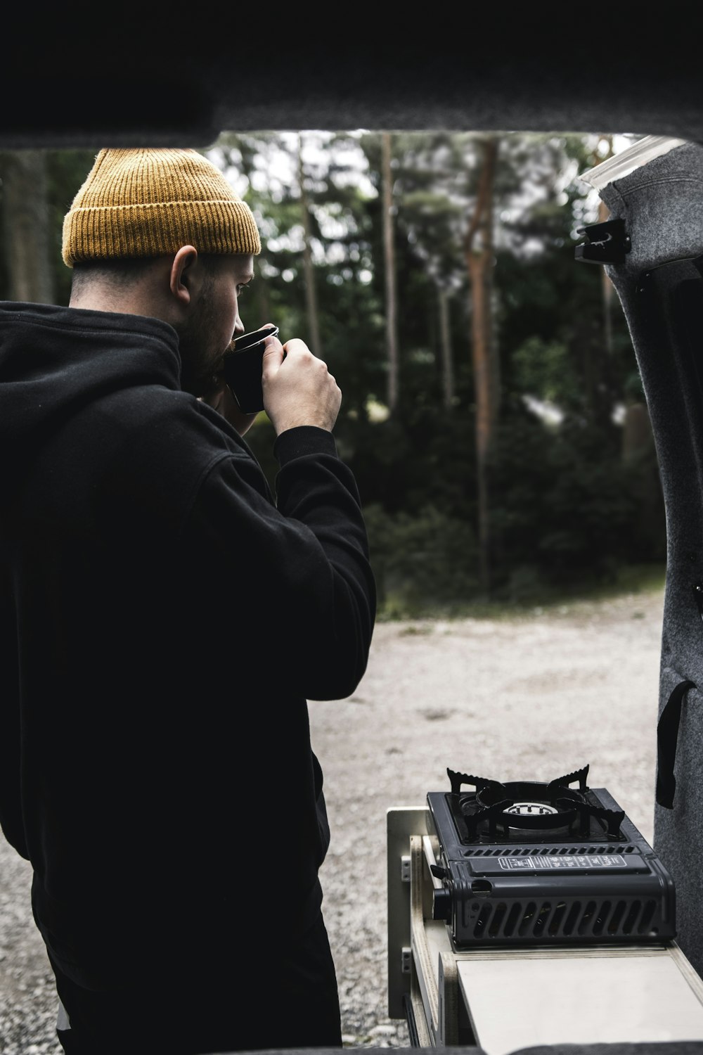 Un uomo con un cappello giallo sta guardando qualcosa