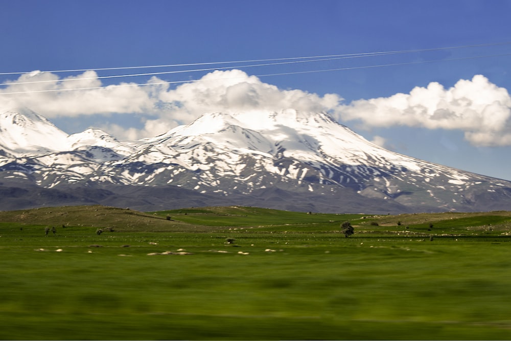 uma grande montanha coberta de neve à distância