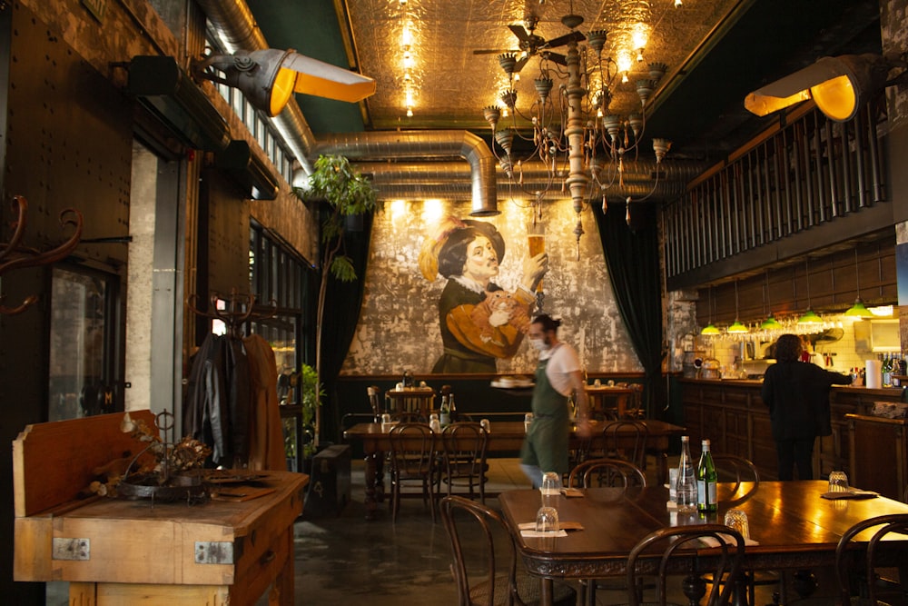 Ein Restaurant mit einem Wandgemälde einer Frau, die eine Gitarre hält