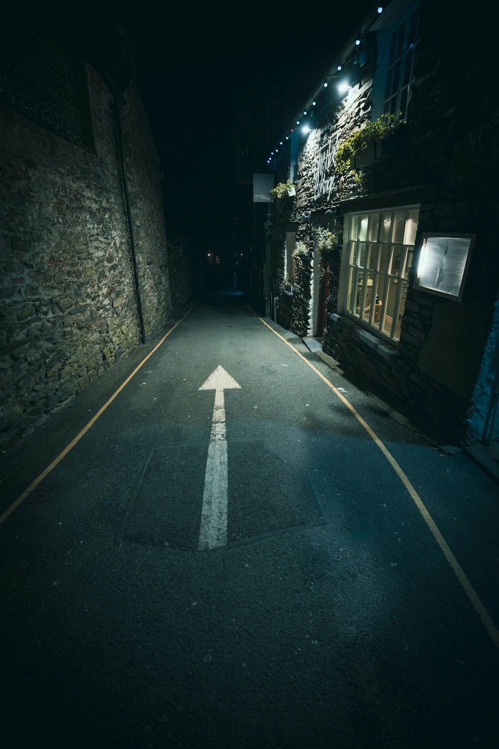 Eine Nahaufnahme einer Straße bei Nacht