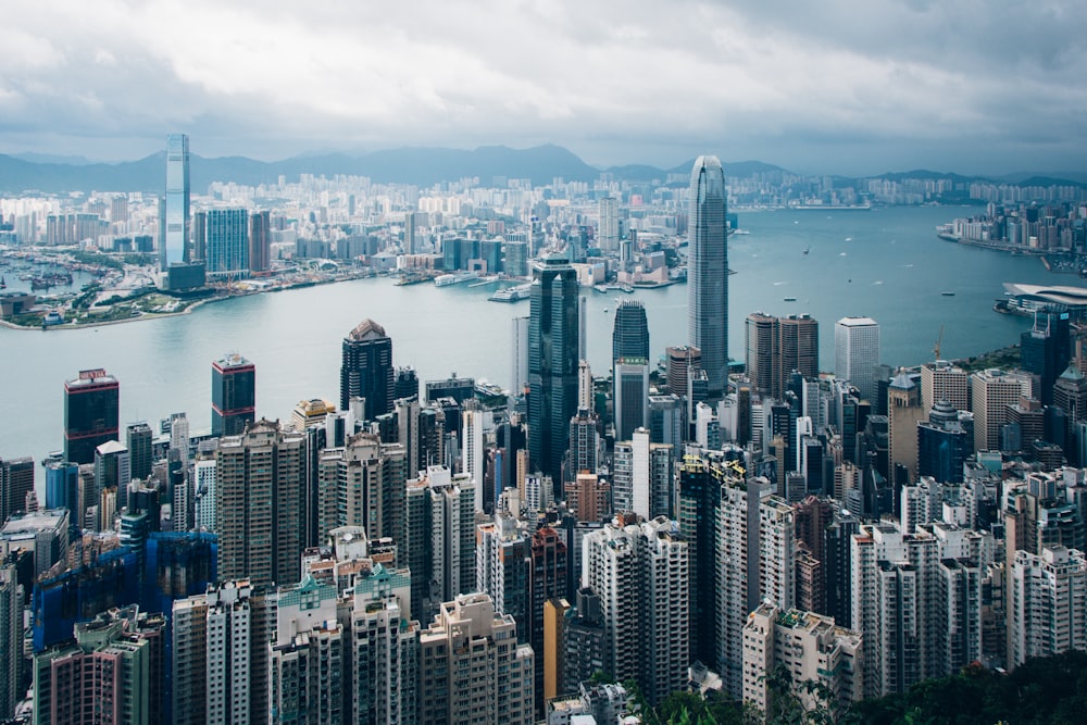 una gran masa de agua con Victoria Peak al fondo