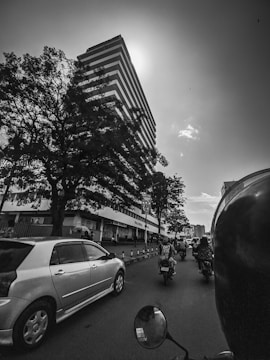 a black and white photo of a city street
