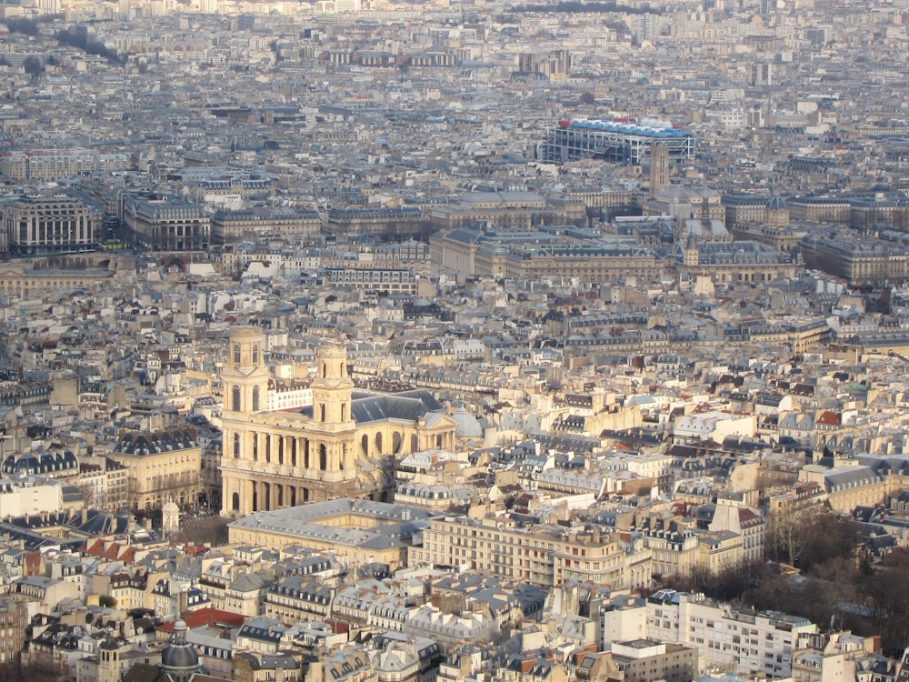 uma vista de uma cidade do topo de um edifício