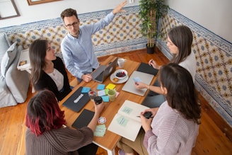 Hombre liderando grupo comercial