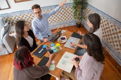 Hombre liderando grupo comercial