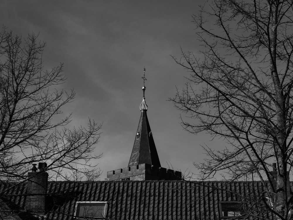 ein Schwarz-Weiß-Foto eines Gebäudes mit Kirchturm