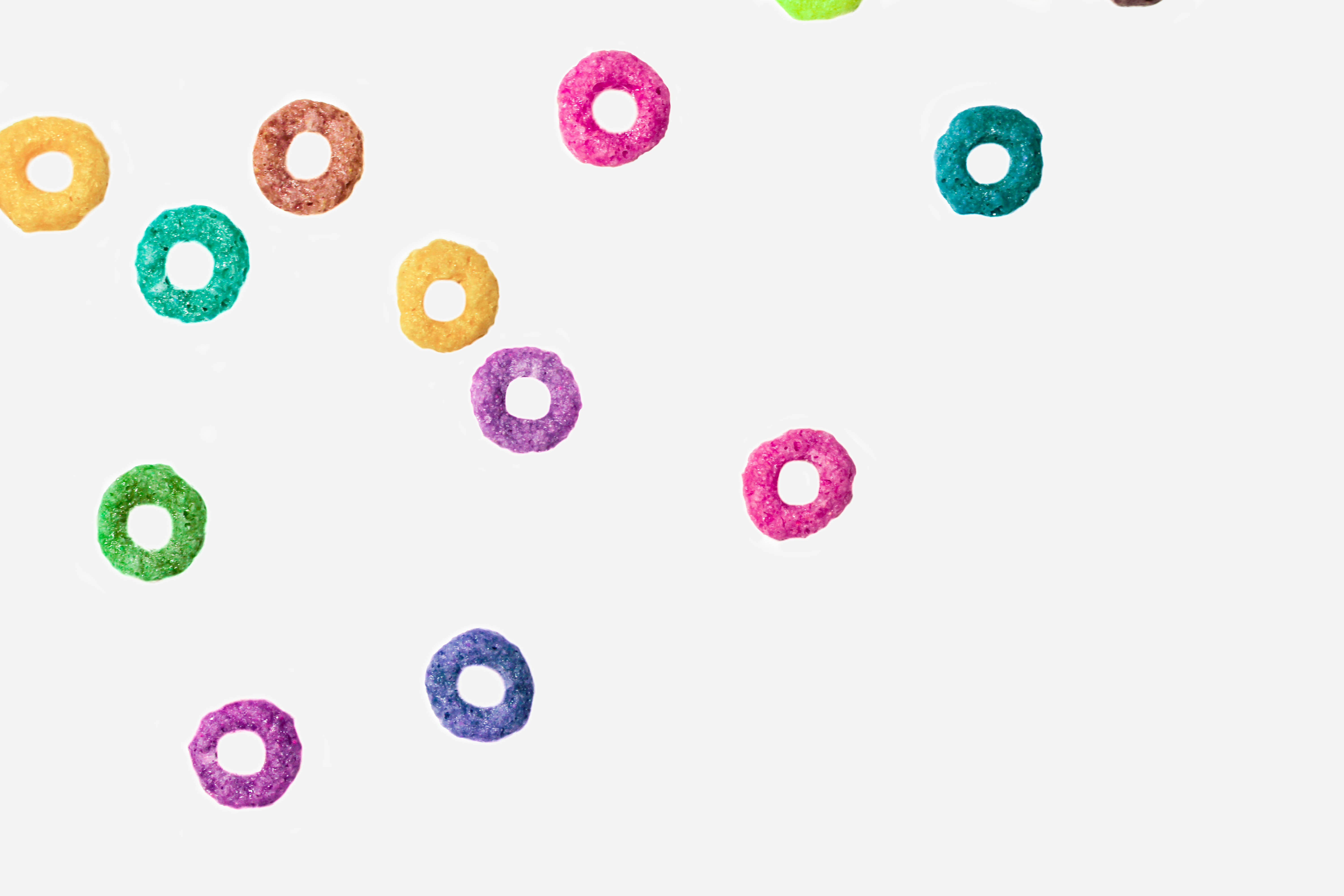 un groupe de beignets multicolores flottant dans les airs