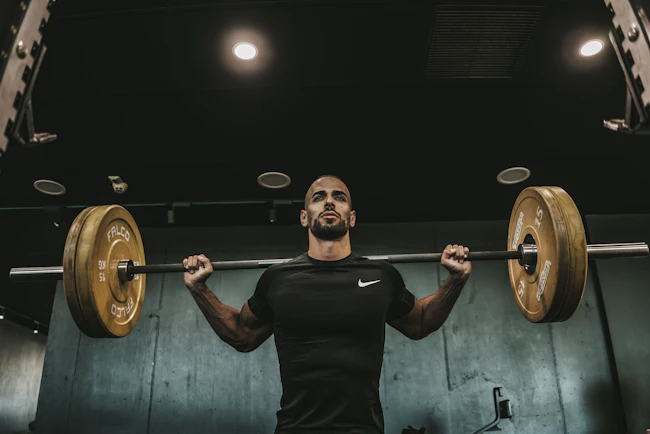 Persona entrenando en un gimnasio