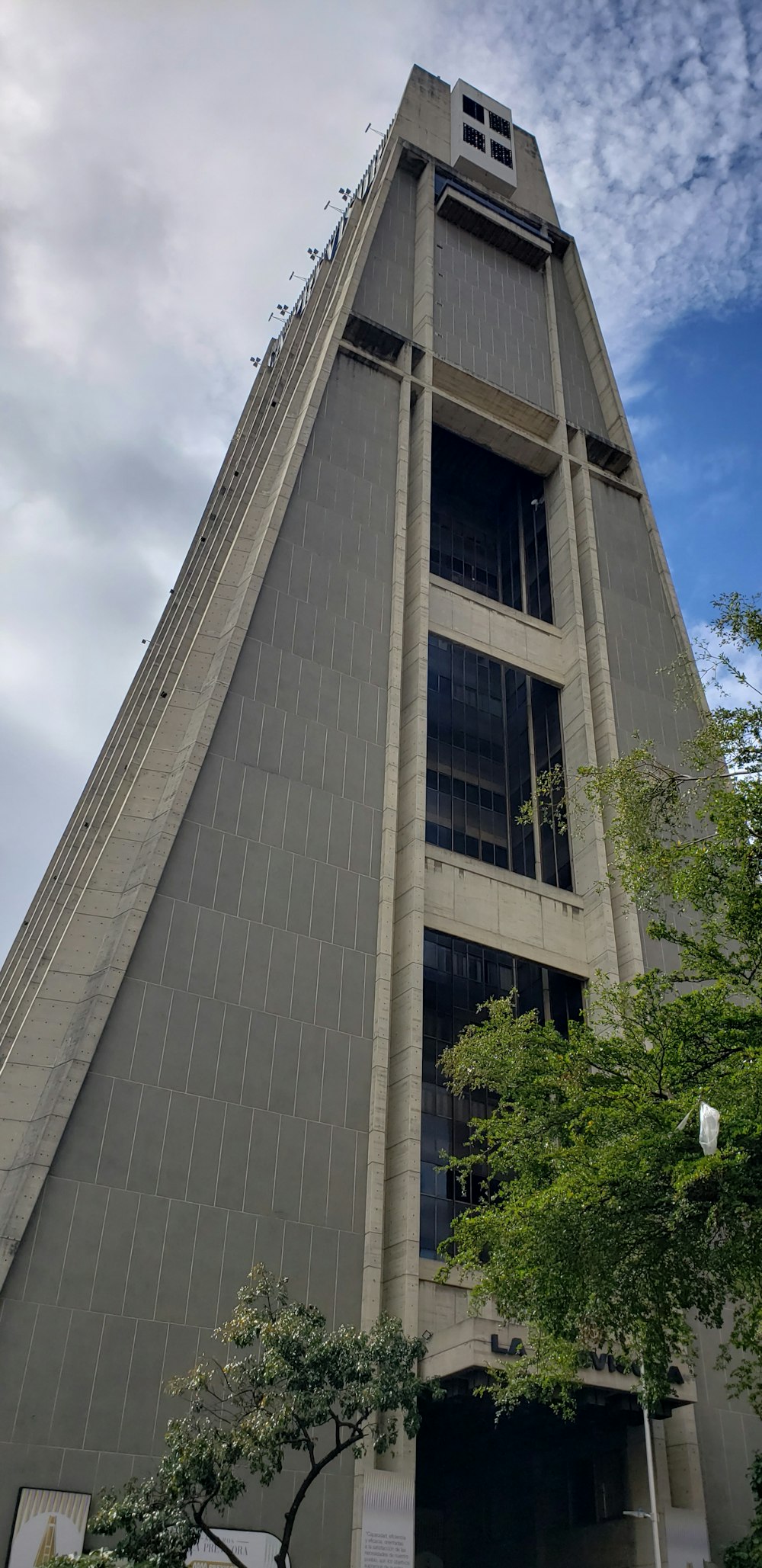 Un edificio alto con un reloj en la parte superior