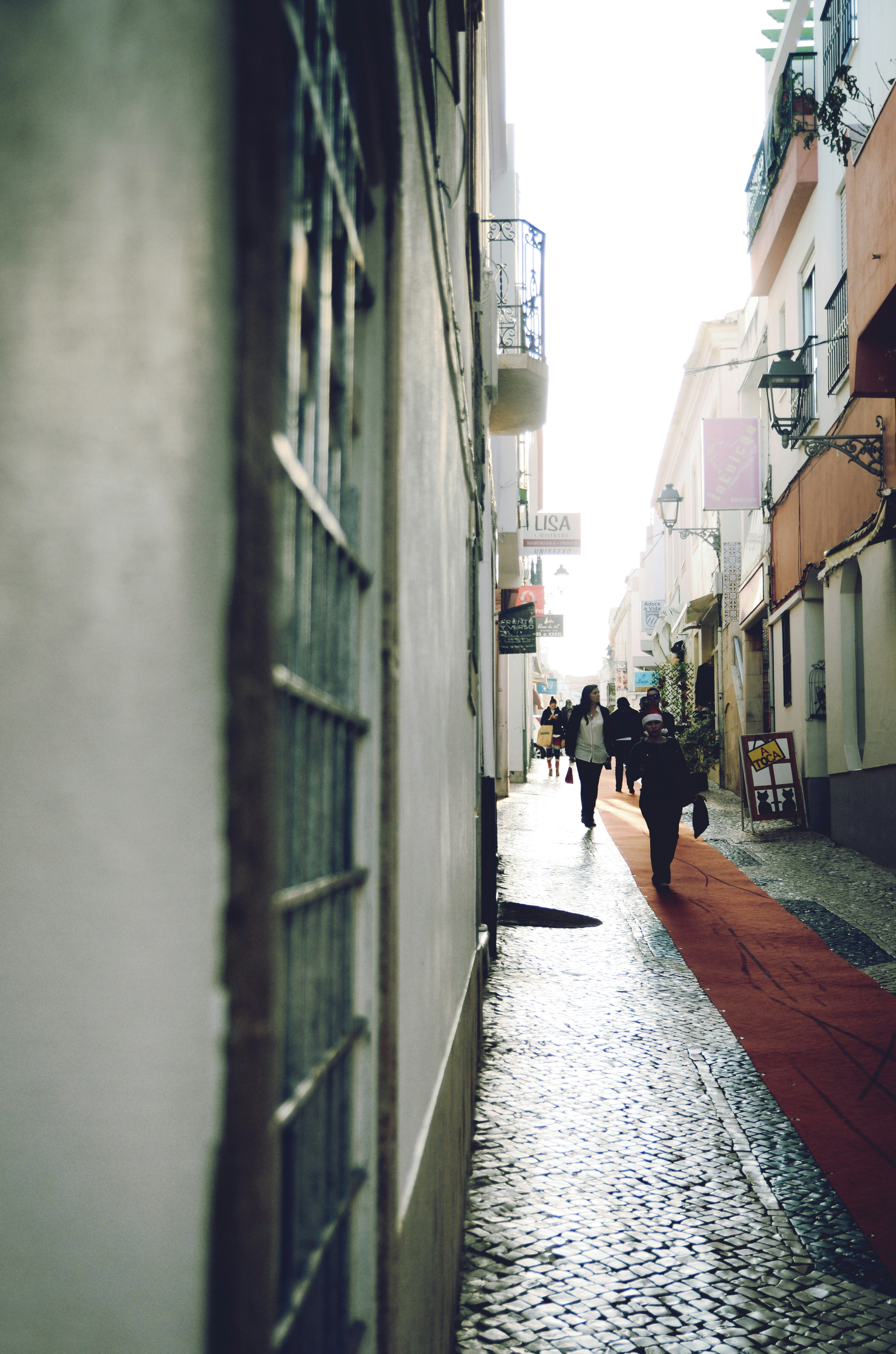 Practical Tips: Hours, Crowds, and Getting Around to Shop