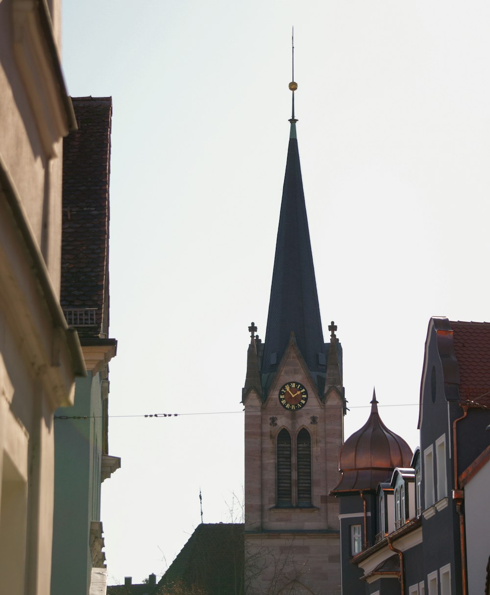 ein Kirchturm mit einer Uhr darauf