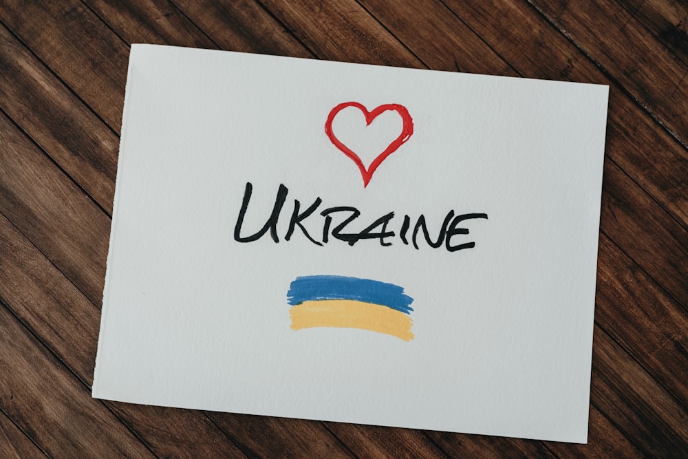 Un pedazo de papel con la palabra Ucrania pintada en él