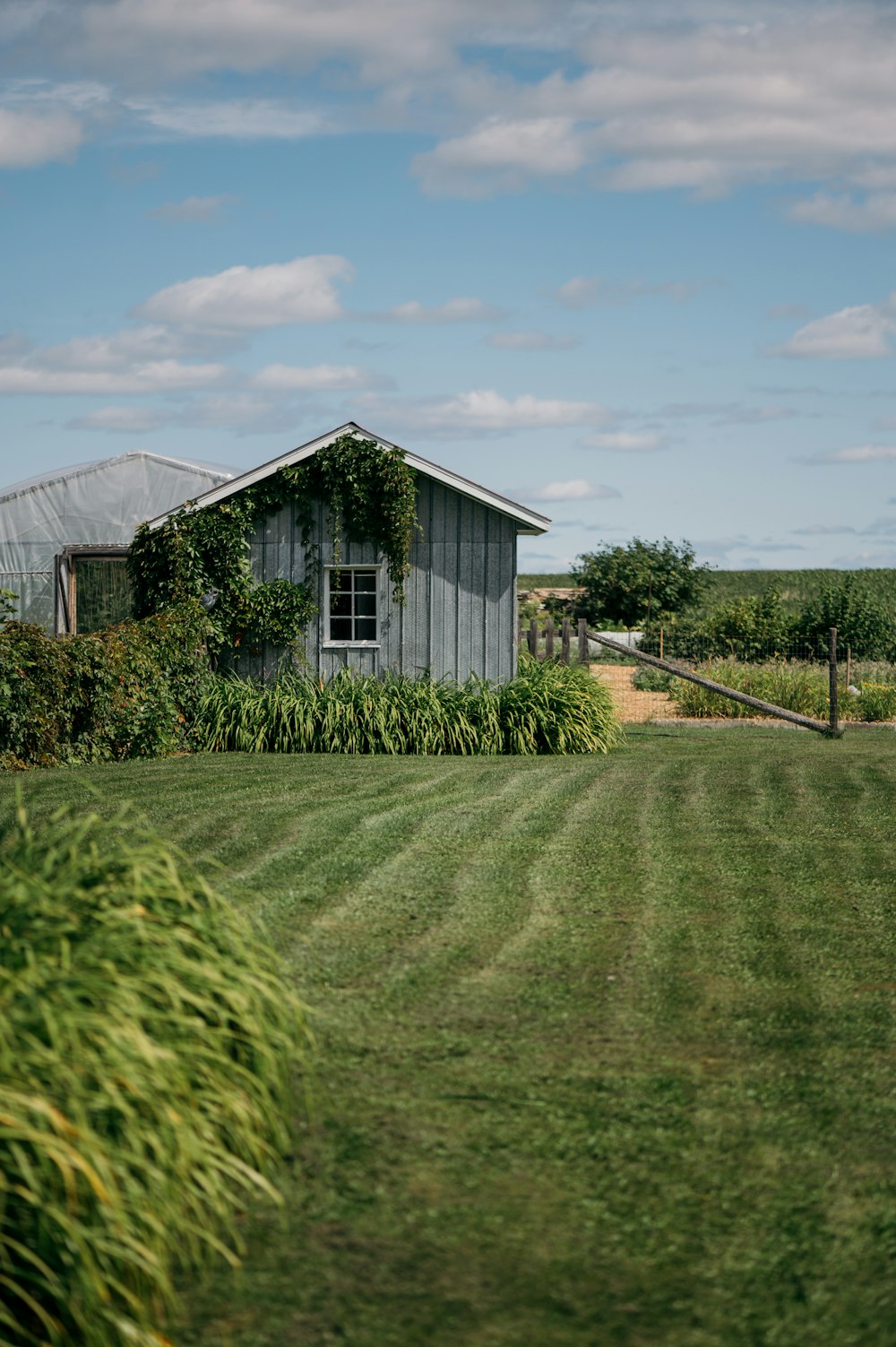 a house that is sitting in the grass