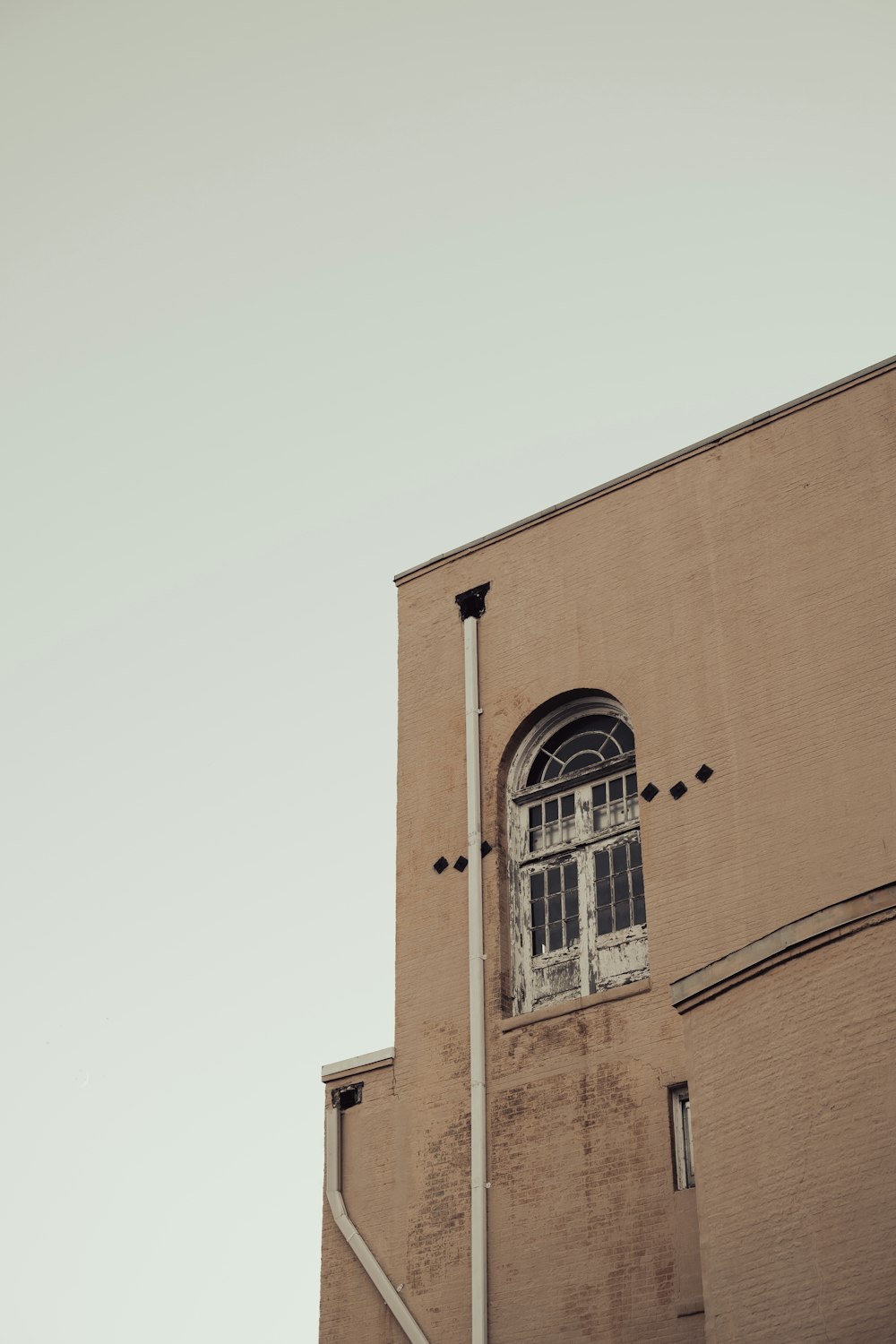 a tall building with a window on the side of it