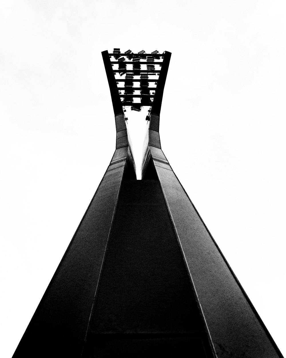 Ein Schwarz-Weiß-Foto der Spitze eines Gebäudes