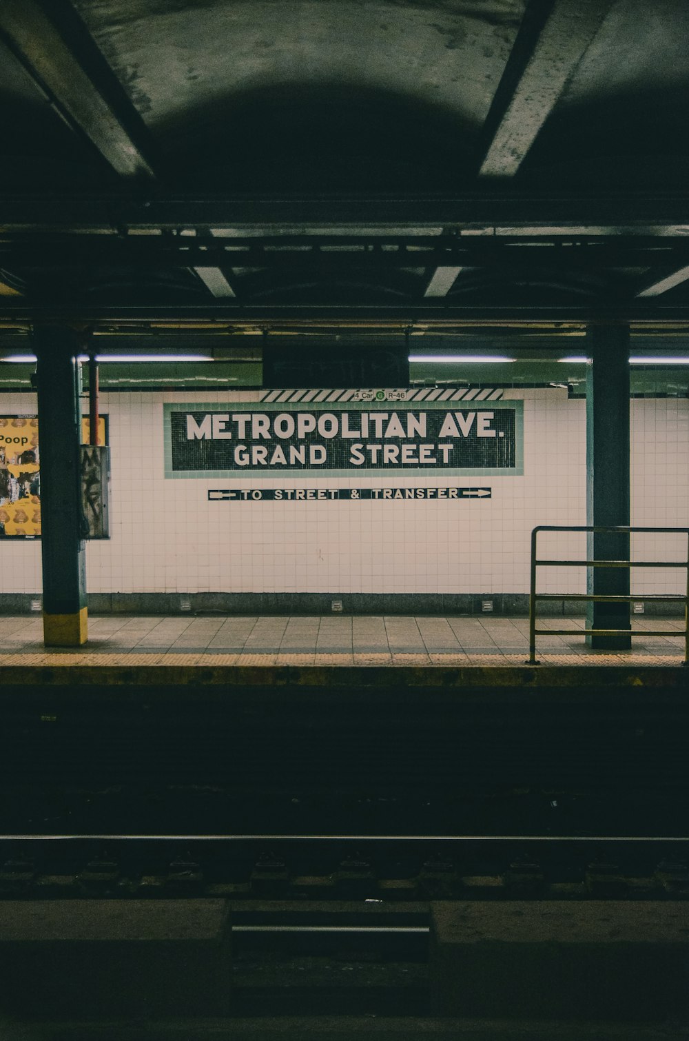 Una estación de metro con un letrero que dice Ave Grand Street metropolitana