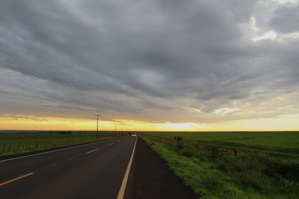 Le soleil se couche sur un grand champ ouvert