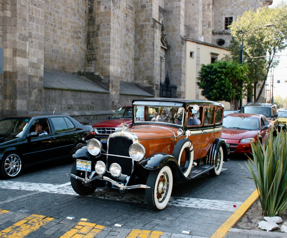 Un coche antiguo está estacionado en un estacionamiento