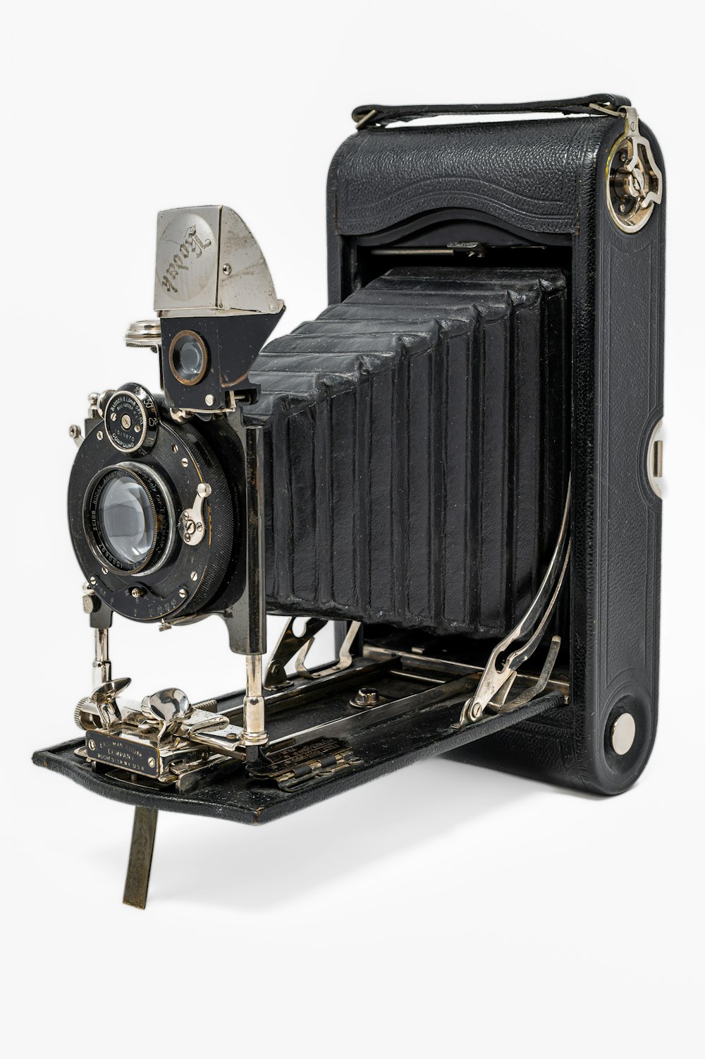 uma câmera antiquada em um fundo branco