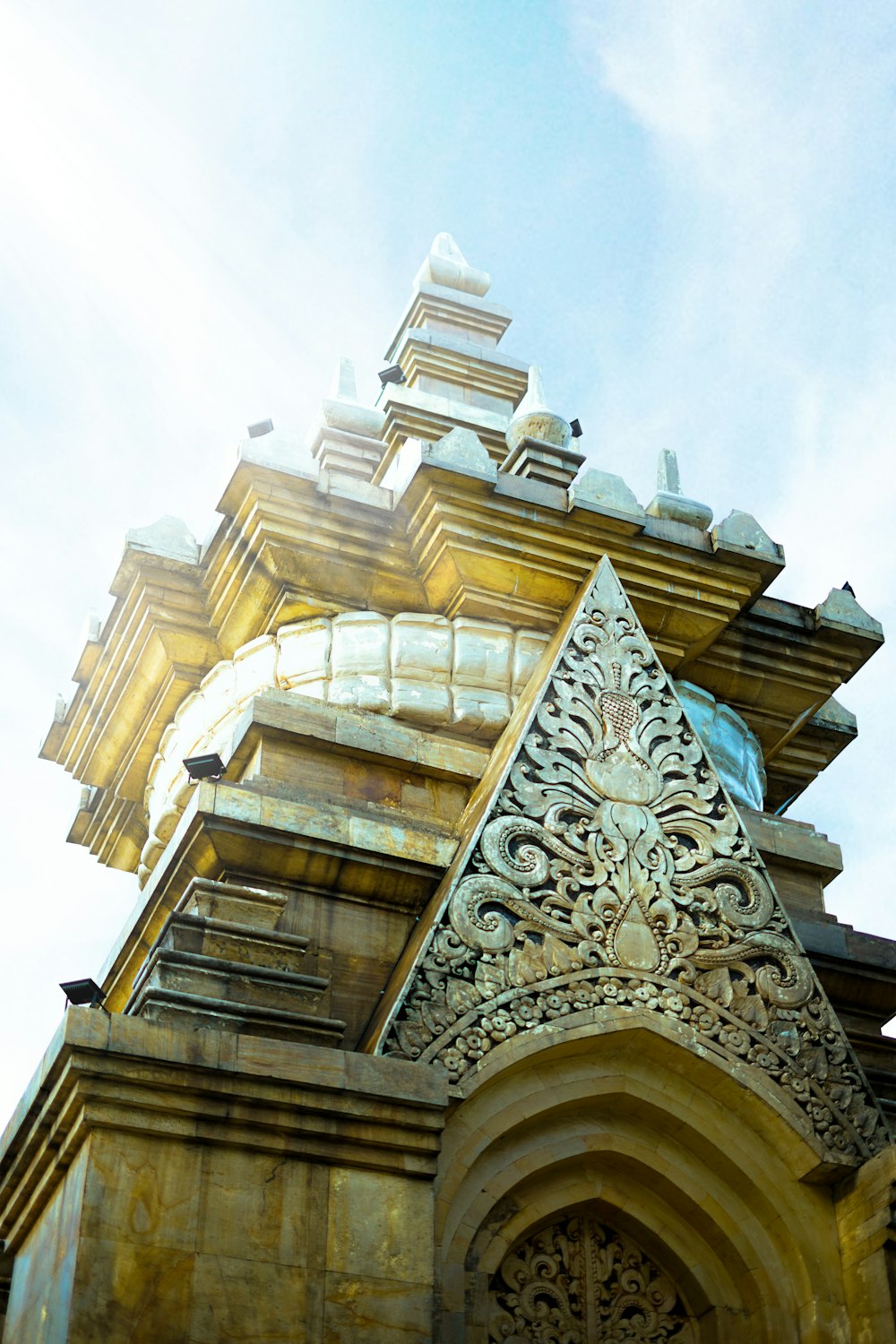 una torre alta con un reloj en la parte superior de la misma