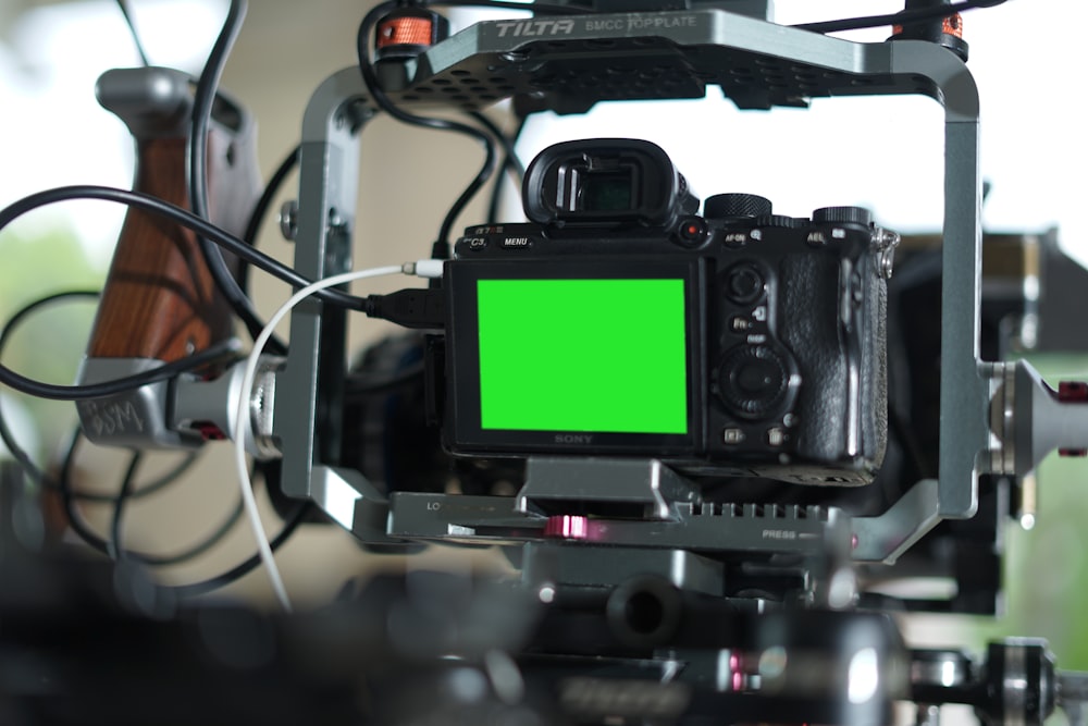 una cámara con una pantalla verde conectada a ella