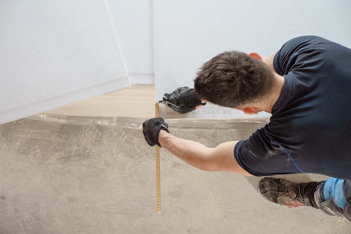 Ein Handwerker misst ein Werkstück sorgfältig aus