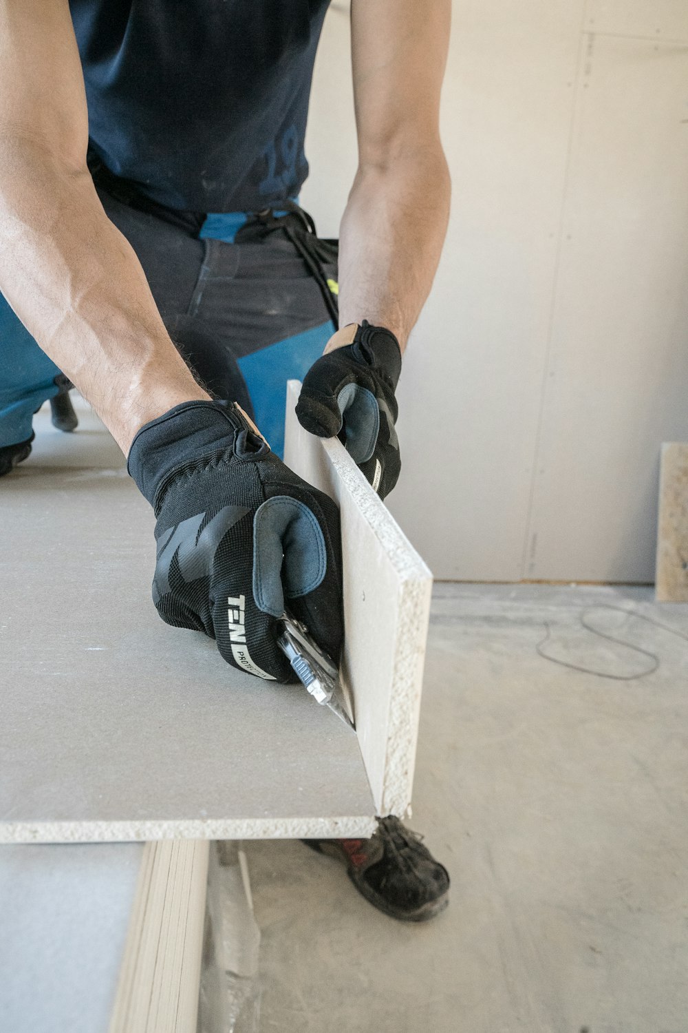 Un hombre trabajando en un pedazo de madera