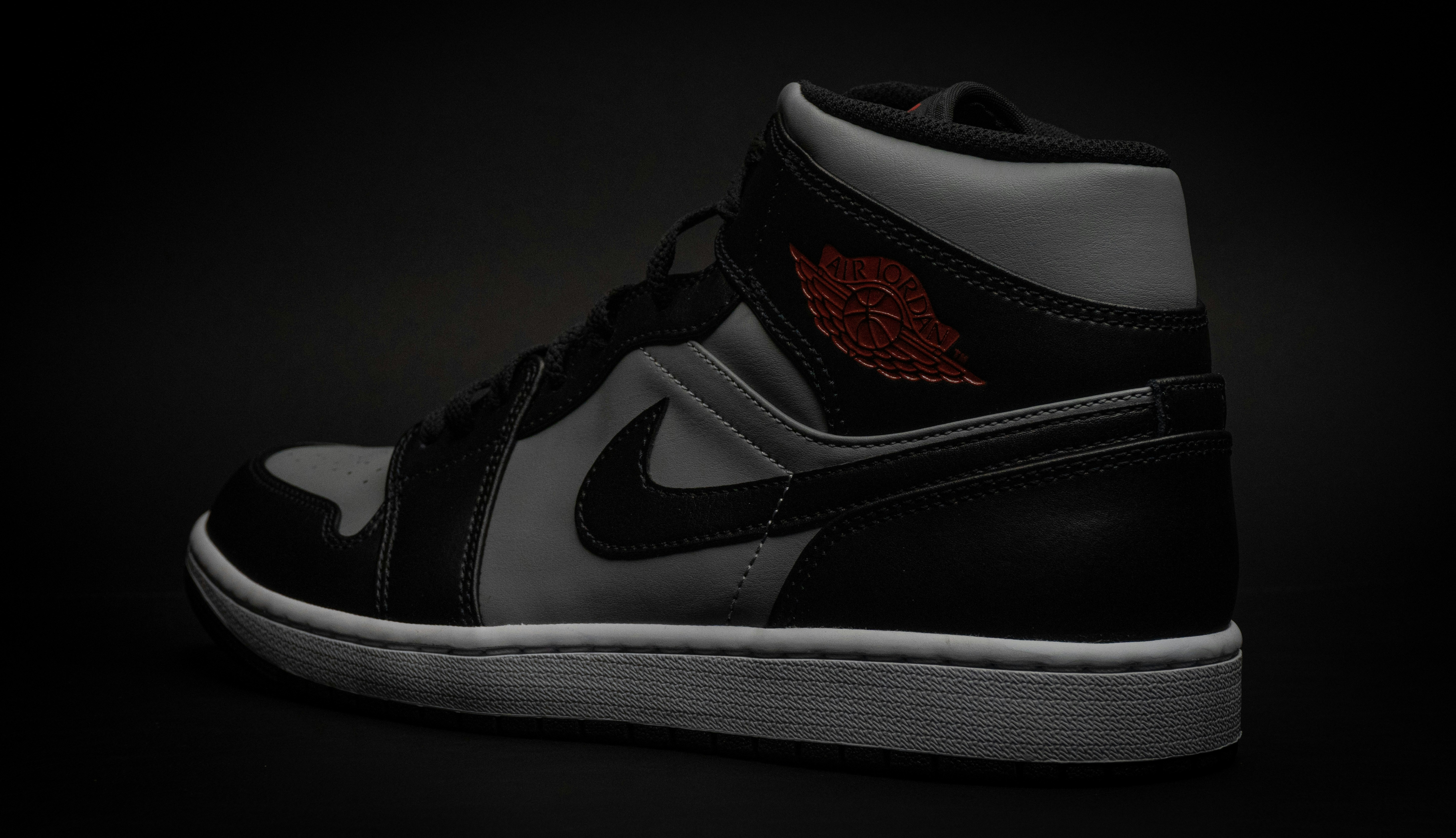 NIKE AIR JORDAN 1 MID SHADOW RED.