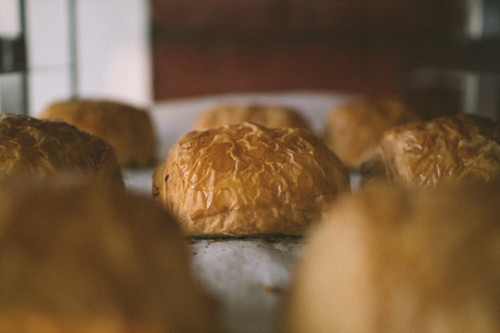 um bando de croissants sentados em cima de um balcão