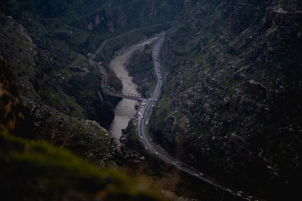 Una vista di una strada che attraversa un canyon