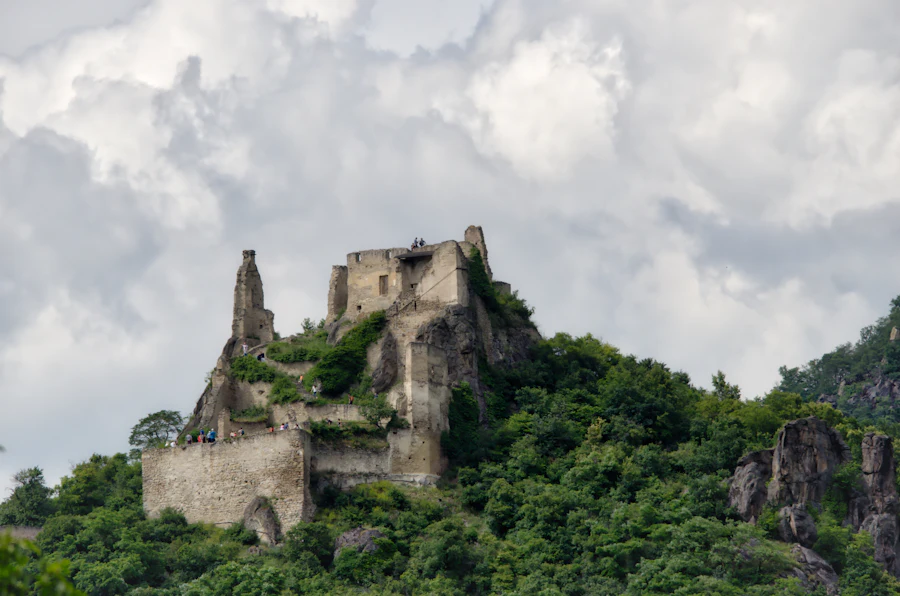 Vestiges du château seigneurial perché sur l'éperon rocheux