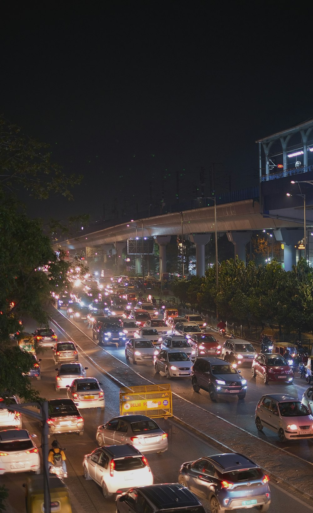 a city street filled with lots of traffic at night