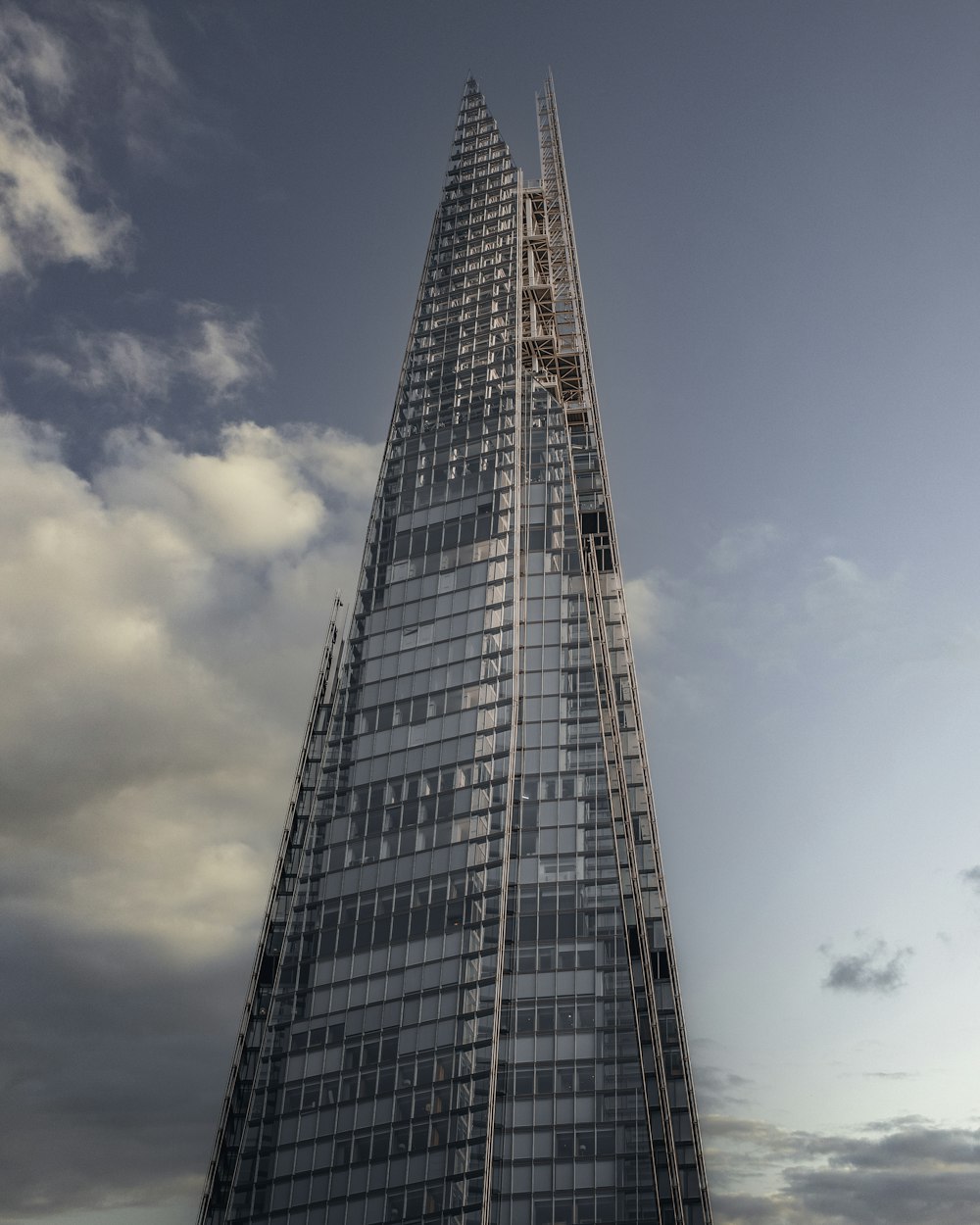 Un edificio muy alto con un fondo de cielo