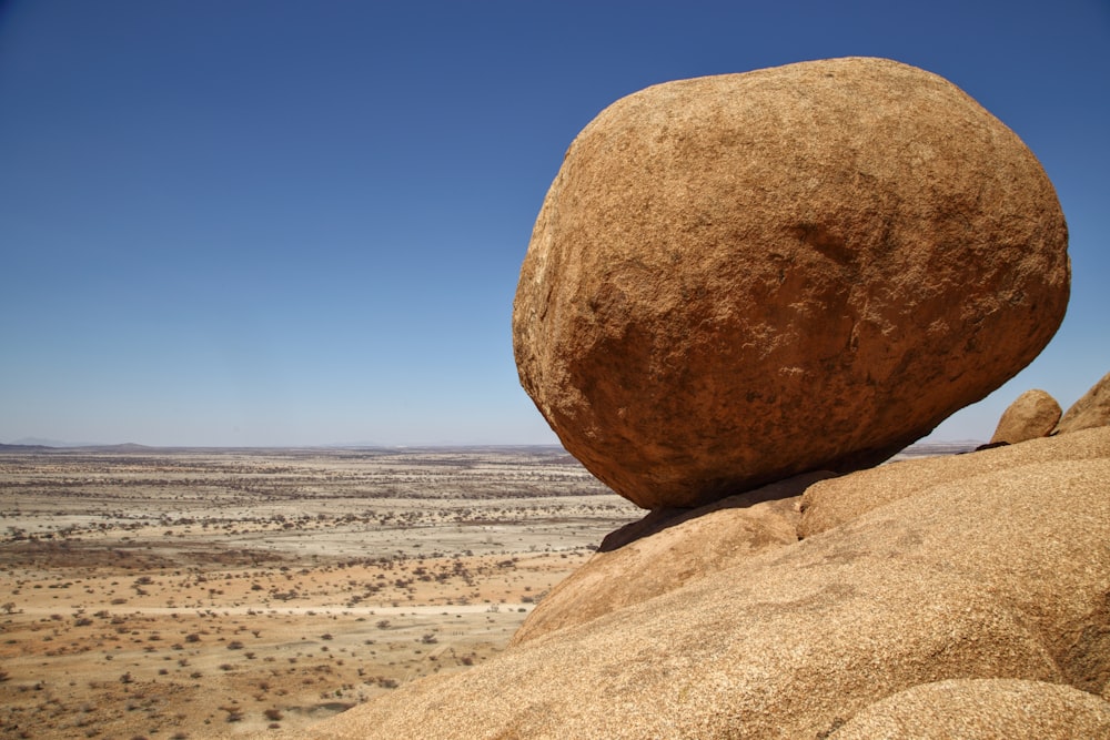 Ein großer Felsen mitten in einer Wüste